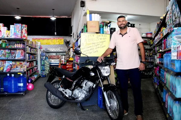 Mercado Bom Jesus completa oito anos em Marília e sorteia moto 0 KM neste domingo