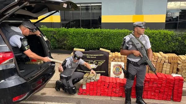 Mulher é presa transportando 800 quilos de maconha em caminhonete furtada