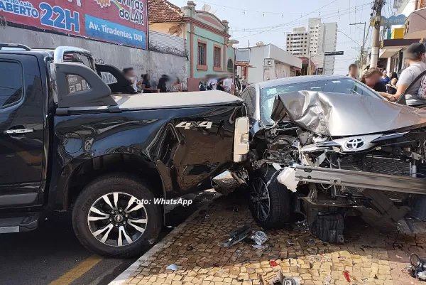 Acidente na rua São Luiz em Marília envolve três veículos