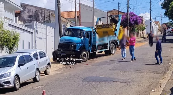 Caminhão desgovernado atinge carros e poste em Marília