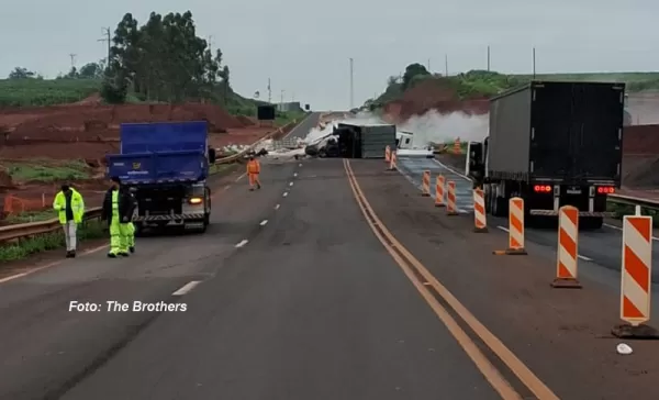 Caminhão tomba, causa vazamento de carga perigosa e interdita a SP-333 