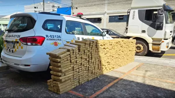 Polícia Rodoviária apreende uma tonelada de maconha em carreta