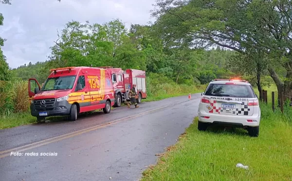 Capotamento de veículo causa morte de três pessoas