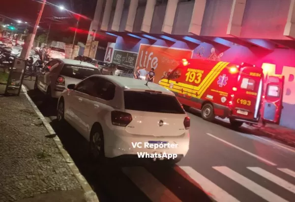 Mulher é atropelada por carro enquanto caminhava na calçada em Marília