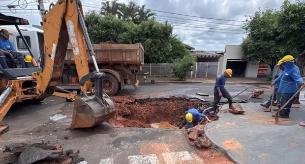 Rompimento de rede de água prejudica abastecimento em Marília