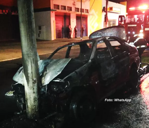 Em Marília, carro desgovernado bate em poste, pega fogo e motorista foge 