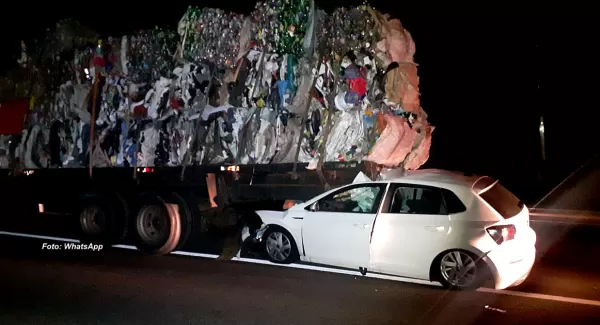 Mariliense fica gravemente ferida ao bater carro na traseira de caminhão