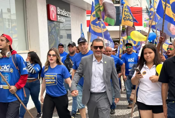 Centro é tomado por alegria em passeata da equipe de João Pinheiro, com centenas de apoiadores