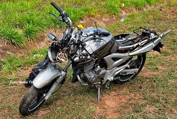 Homem morre ao bater moto contra barranco