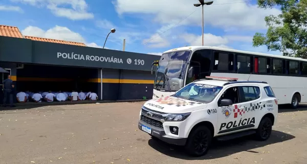 PM apreende grande quantidade de drogas em ônibus fretado por presos da "saidinha" 