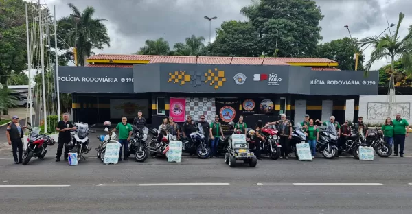 Moto clube de Marília doa pacotes de fraldas geriátricas à campanha Natal Iluminado