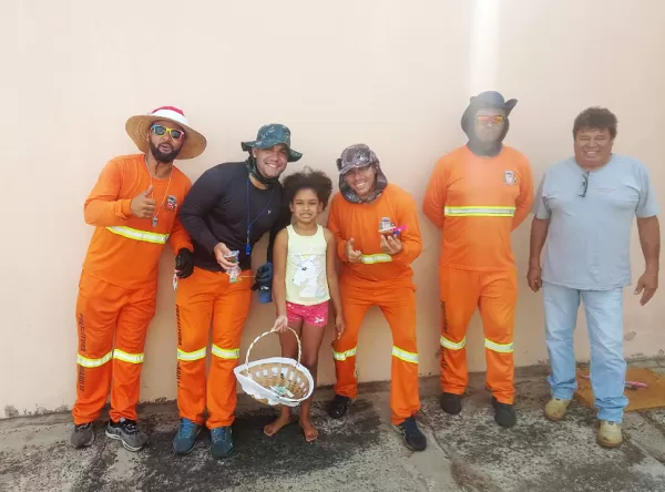 Garotinha de sete anos guarda moedas e compra presente de Natal para coletores de lixo em Marília