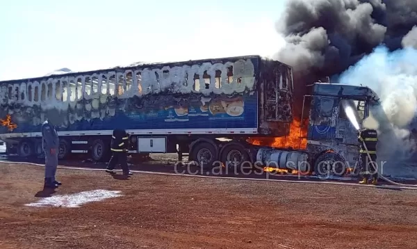 Carreta é destruída por incêndio na SP-333