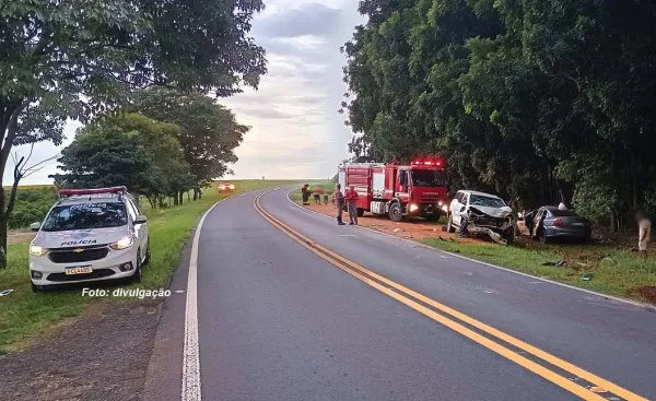 Colisão frontal entre veículos deixa três pessoas feridas