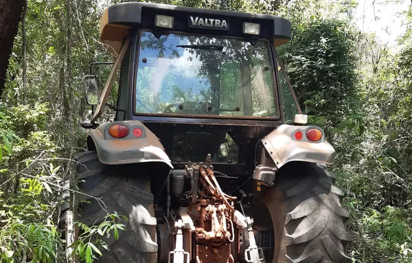 Polícia Civil recupera tratores roubados de propriedade rural