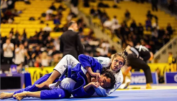 Lutadora mariliense é destaque em campeonato mundial na Califórnia