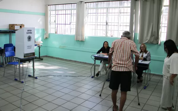 Eleitor reclama da falta de cadeira de rodas em local de votação em Marília