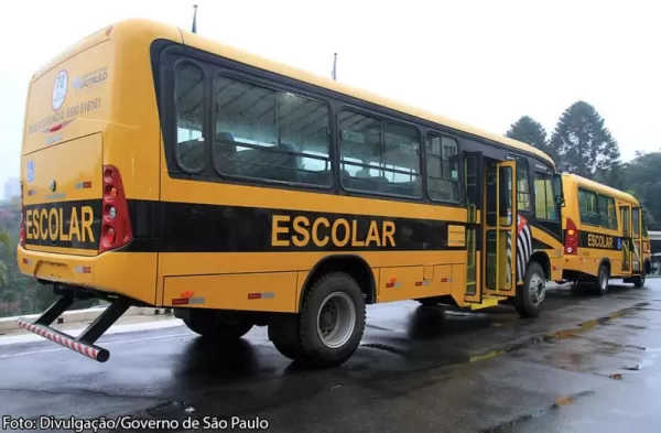 Prefeitura suspende transporte de alunos após furto de peças em ônibus escolares