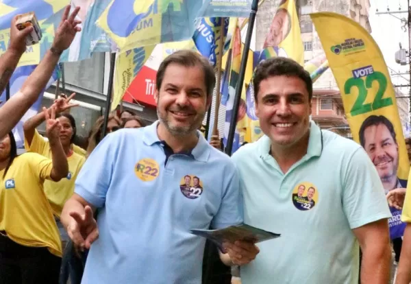 Ricardinho e Juliano da Campestre caminham pelo centro e são recebidos com entusiasmo