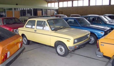 Concessionária abandonada escondia carros antigos