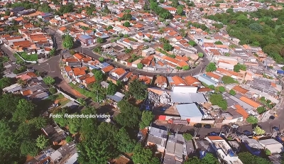 Músico mariliense grava clipe em favela e relembra momentos difíceis