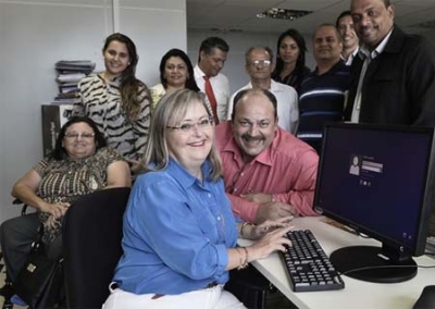 Mulher com Down assume cargo em secretaria