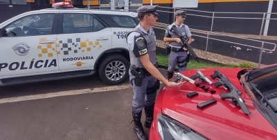 Casal é preso transportando armas em veículo