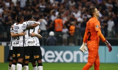 Com gol contra, Corinthians vence na Libertadores