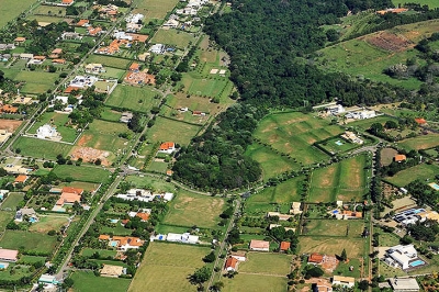 Projeto único: abraça conscientização de unir bons projetos arquitetônicos à exuberância da natureza