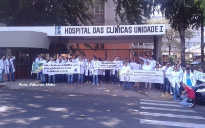 Médicos residentes de Marília cruzam os braços