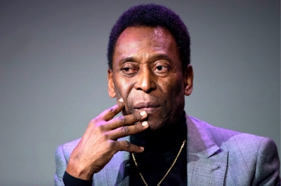 Pelé é internado novamente logo após retorno ao Brasil