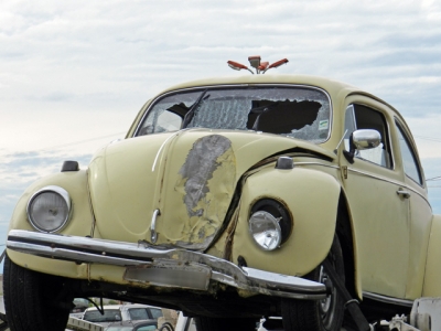 Motorista derruba poste com um Fusca e foge do local