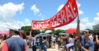 Professores estaduais decidem manter greve