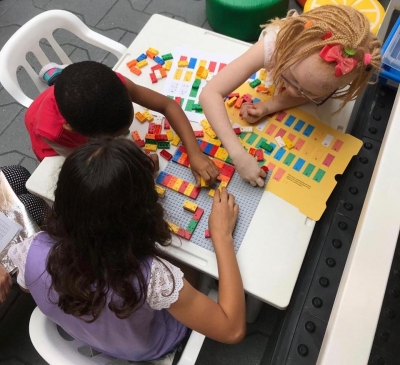 Crianças cegas aprendem braille com peças de Lego