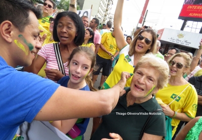 PROTESTOS: Passeata por impeachment reúne mais de quatro mil pessoas em Marília