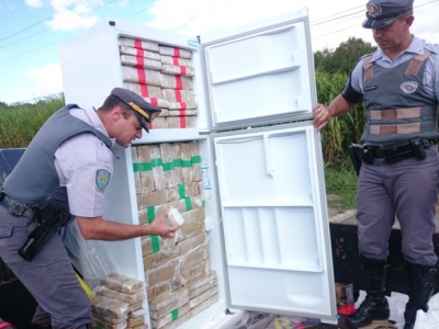 Polícia apreende geladeira cheia de maconha 