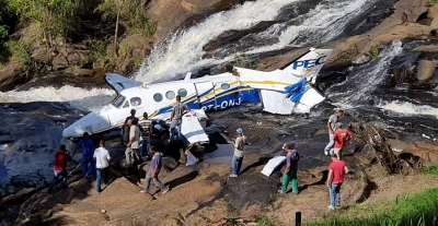 Avião com a cantora Marília Mendonça cai em Minas