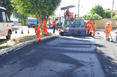 Recapeamento avança em ruas do bairro Palmital