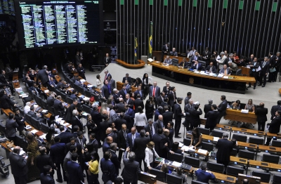 Maioria dos deputados reeleitos na Câmara foi contra reformas