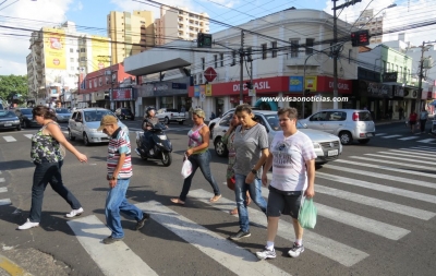 Av. Sampaio Vidal: disputa perigosa entre pedestres e veículos