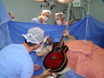 Paciente toca violão durante cirurgia no cérebro