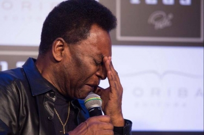 Pelé fica em pé com dificuldade e não consegue mais andar nem usando bengala