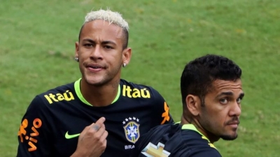 Tite tira braçadeira de Neymar e Daniel Alves será o capitão na Copa América