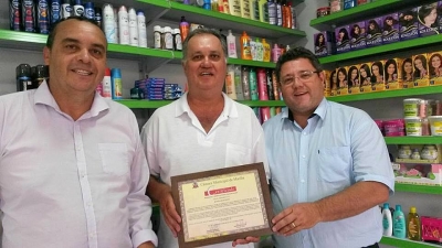 Samuel da Farmácia entrega votos de congratulações para comerciário