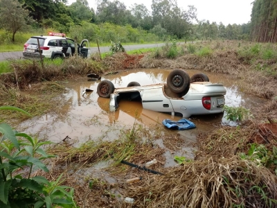 Jovem de 23 anos morre após carro capotar e cair em poça d’água