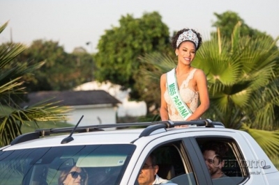 Miss Brasil Raissa Santana é recebida com festa em sua cidade