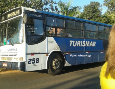 Sem combustível, ônibus fica na rodovia