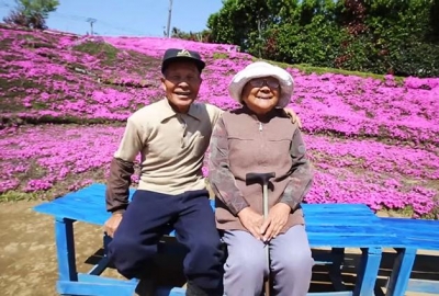 Japonês planta flores para esposa cega poder cheirar