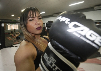 Primeira lutadora transexual de MMA do Brasil fará sua estreia lutando com um homem