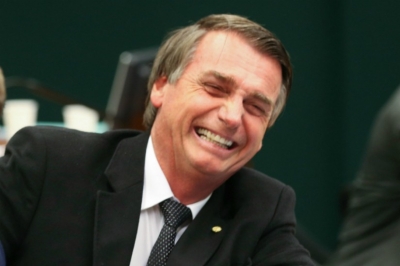 Recolhido em casa, Bolsonaro recebe apoio na véspera da eleição